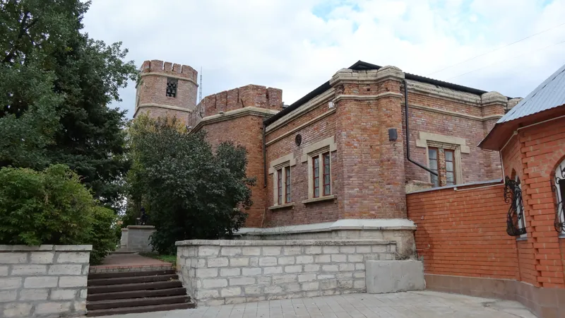 Историческое здание гауптвахты у набережной Урала в Оренбурге