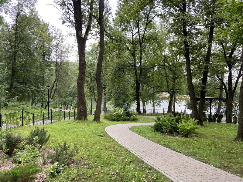 Аллея в Платоновском парке в Туле